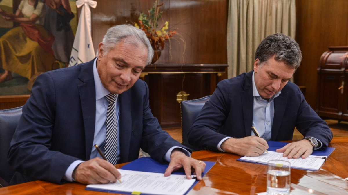 Juan E. Notaro y Nicolás Dujovne en acto de firma de préstamos para Argentina. 