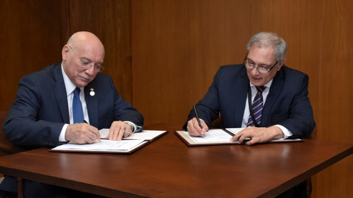 Canciller de Paraguay, Emb. Eladio Loizaga, firma acuerdo del Mercosur con el Presidente Ejecutivo de FONPLATA, Juan E. Notaro.