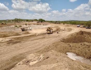 Maquinaria de la municipalidad en la zona de obra 