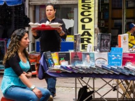 Vendedora en la calle en el centro de Bogotá (Colombia)