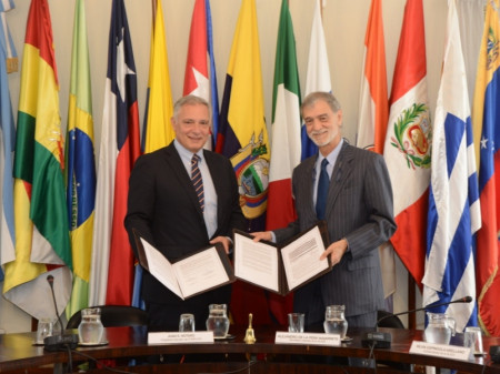 El Presidente Ejecutivo de FONPLATA, Juan E. Notaro Fraga, y el Secretario General de la ALADI, Alejandro de la Peña Navarrete