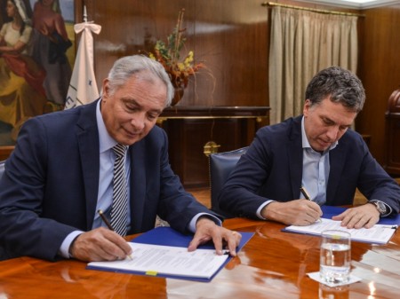 Juan E. Notaro y Nicolás Dujovne en acto de firma de préstamos para Argentina. 