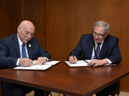 Chanceler do Paraguai, Emb. Eladio Loizaga, assina acordo do Mercosul com o Presidente Executivo do FONPLATA, Juan E. Notaro.