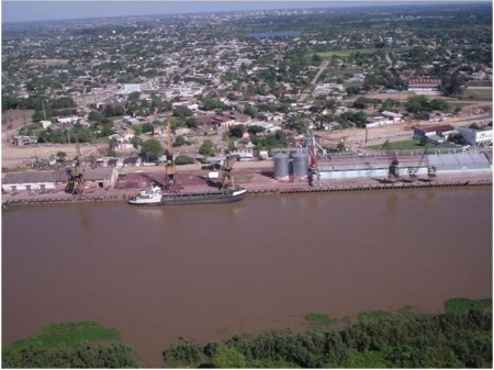 Foto aérea del Puerto Barranqueras en el momento de la construcción de la Defensa