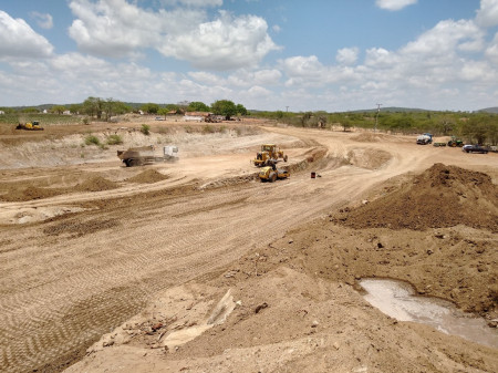 Maquinaria de la municipalidad en la zona de obra 